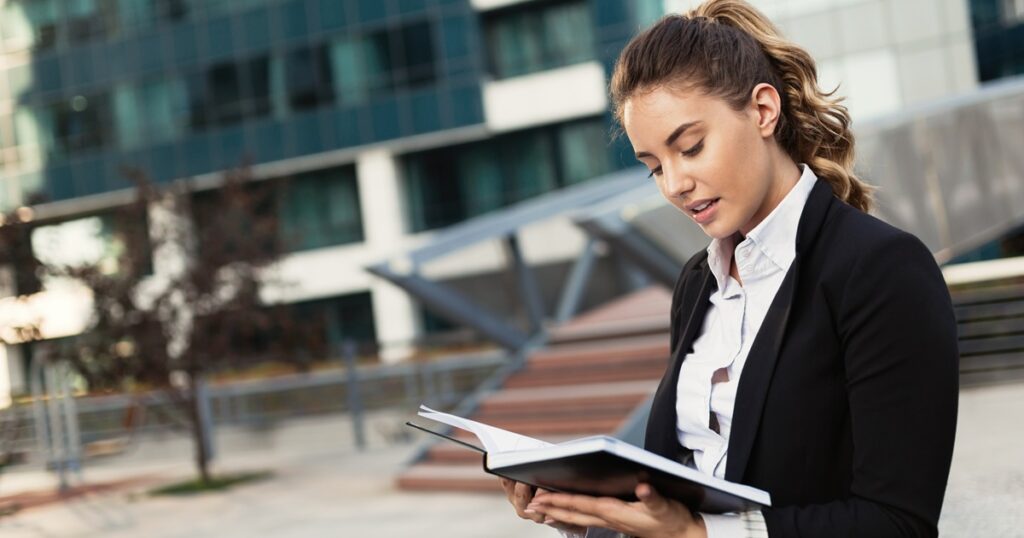 恋愛と就活を両立させる女性