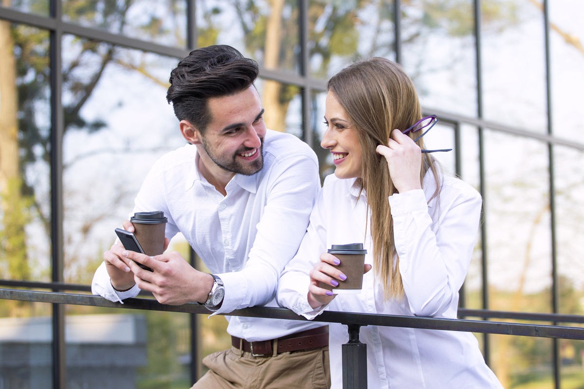 何とか距離を縮めたい！！職場にいるちょっと気になる男性を食事に誘う方法とは