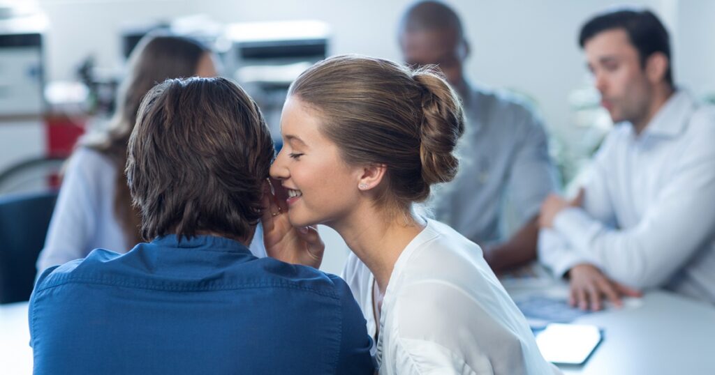 職場で不倫する女性