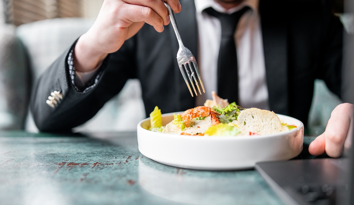 職場の上司から食事のお誘いが！角が立たない上手な断り方を紹介。実践してみて！