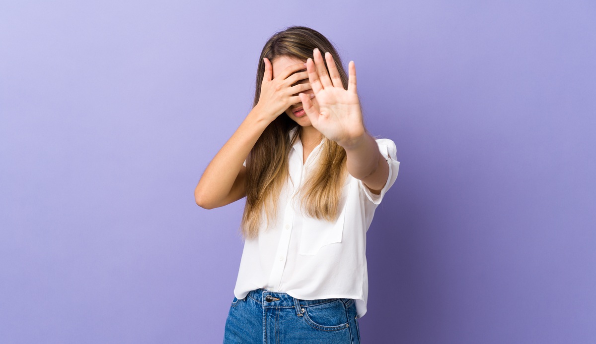 はずかしい・・・照れ屋な女性の特徴と心理は？良い面と悪い面をそれぞれ解説！