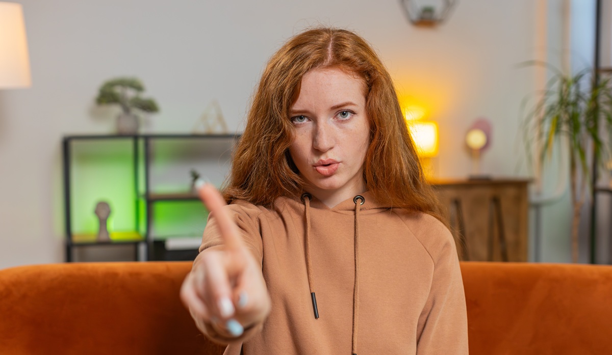 近寄りがたい…話しかけるなオーラ出してる！？話しかけにくい女性の特徴とは？