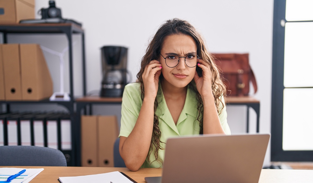 職場で同僚の独り言がうるさい！原因と問題を円満に解決するための対処法とは？