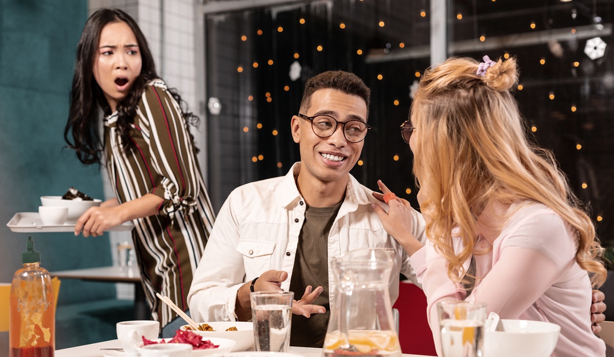 職場や学校で良く思われない「馴れ合い」とは？勘違いされない為の注意点を解説