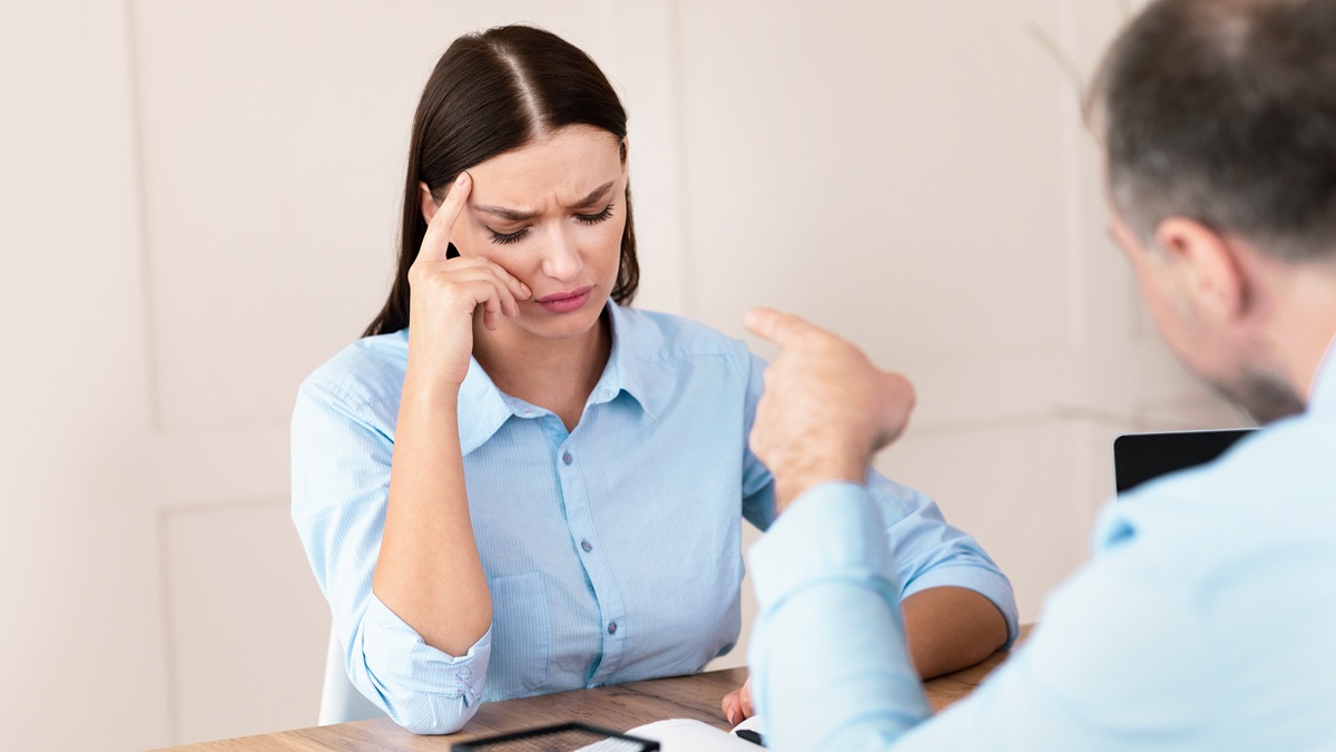 これは理不尽？それとも正しい指摘？「自分ばかり怒られる人」の特徴＆対処法とは