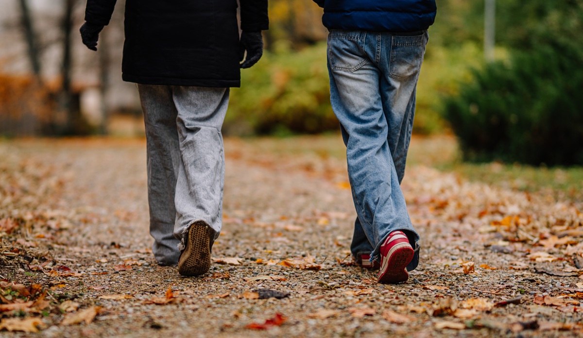 夢占い「歩く夢」を見た意味とは…歩く場所や誰と一緒なのかによって違う！？