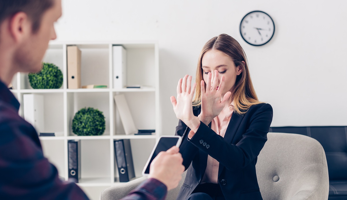 職場の同僚からLINEを聞かれた時の角が立たない断り方を紹介！入社前に必見！