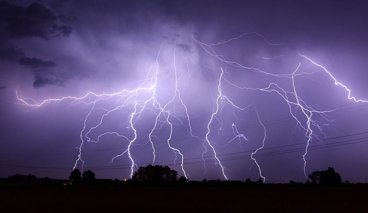 夢占い「雷の夢」を見た意味と心理とは？男女別で吉夢にも凶夢にもなる可能性あり