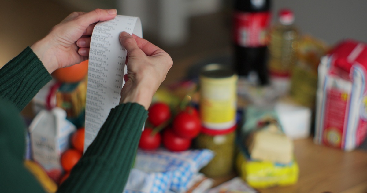 毎月赤字・・・食費を上手に浮かせる節約術を解説！まとめ買いの落とし穴とは？