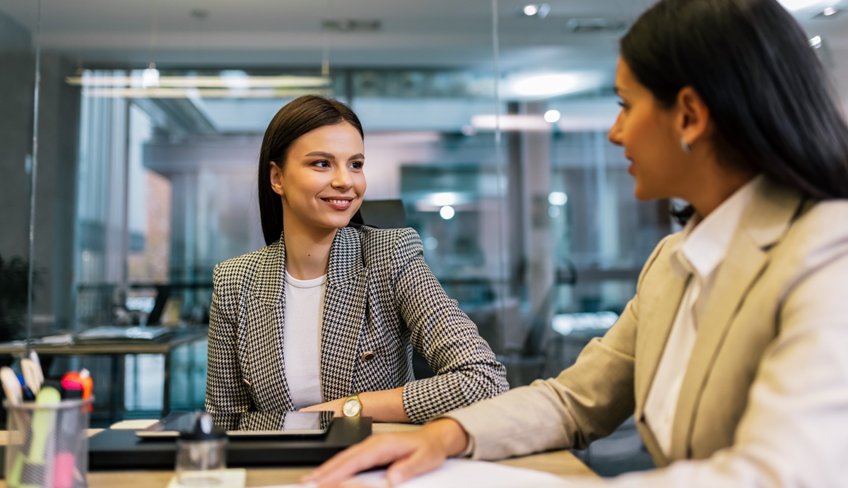 理想的！リーダーシップを発揮する優秀な女性の特徴とは？周囲からの評価を解説