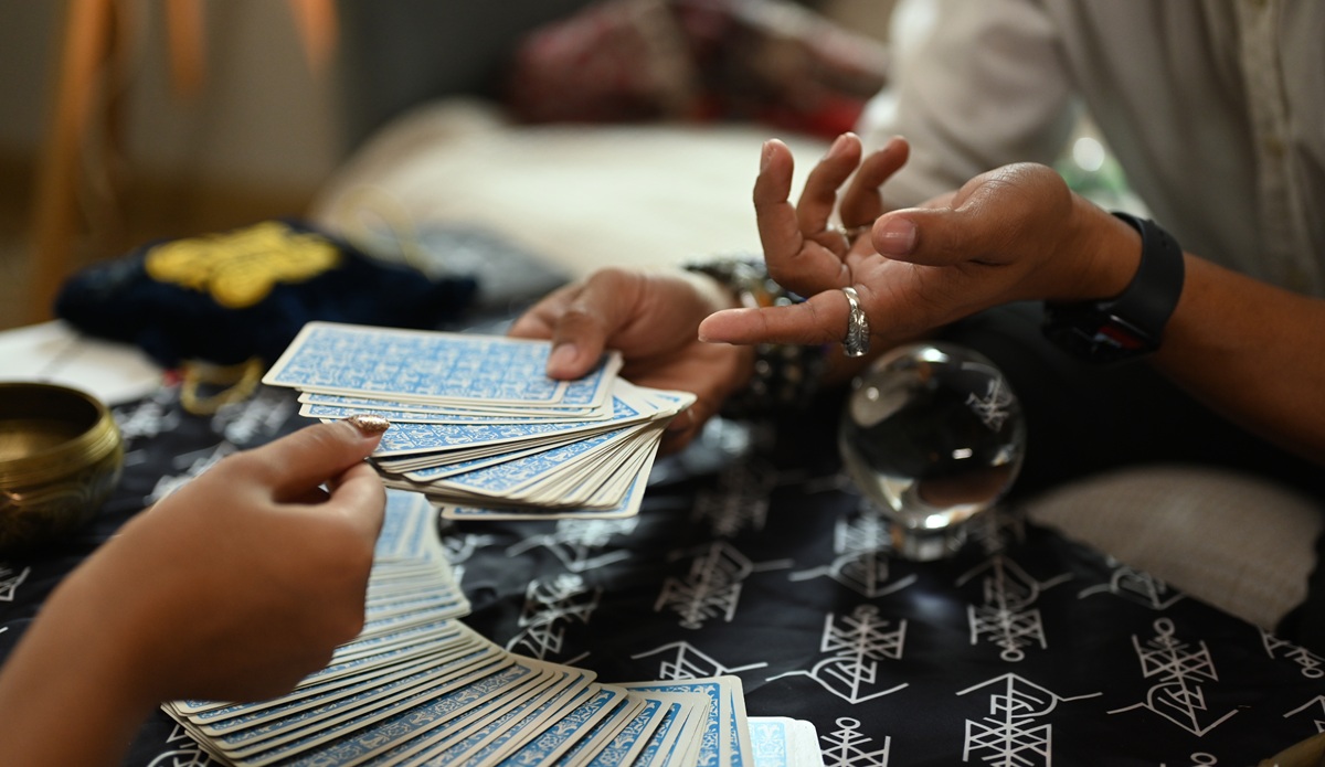 本当に信じてもいい？男友達との関係を占いに頼るときのポイントと活用方法とは？