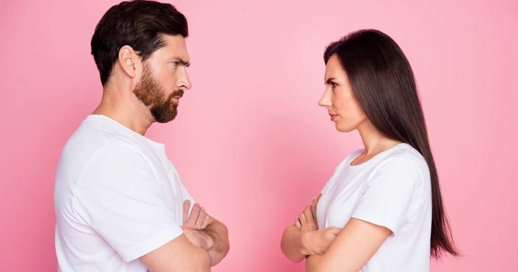 否定する女に対処をする男性