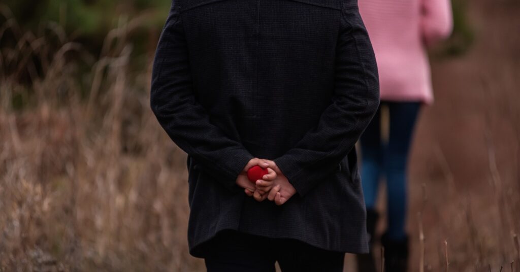 彼氏が迎えにきて結婚のプロポーズをする姿
