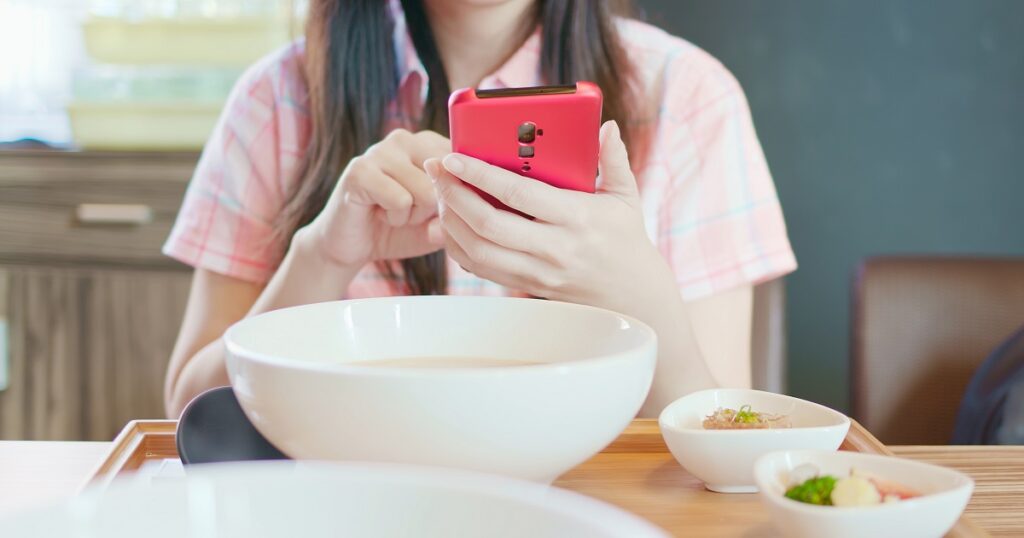 一人でラーメン屋に入る女をどう思うか考える男性