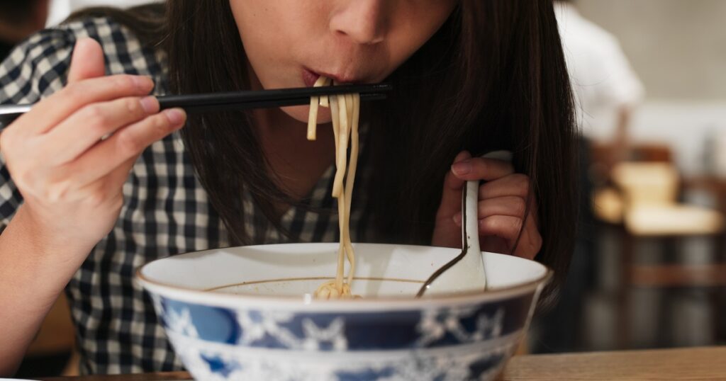 美人が一人ラーメンを食べるのはかっこいい女性