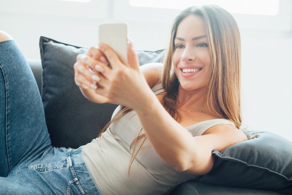 付き合ってないのに自撮りをLINEで送ってくる女性の心理を教えてください。付き合う前なのに男性に対して自撮りを送ってくる女性っていますよね？何かのアピールなので