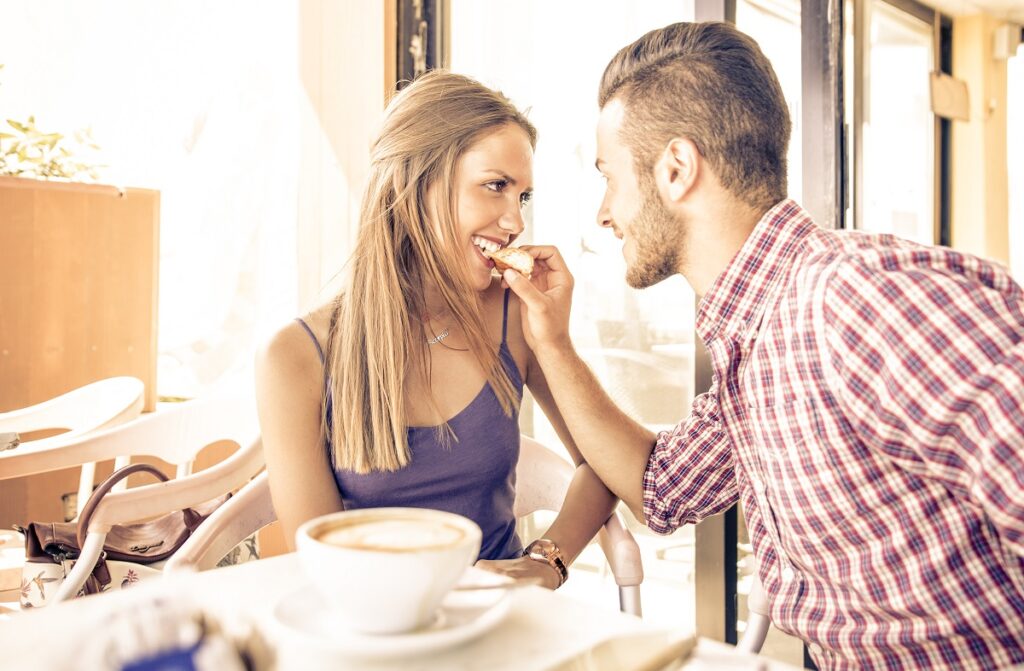 女性にあーんしてくる男性の心理を教えてください。付き合ってないのにあーんで食べさせる男性っていますよね？はい！「あーん」とこれは男性の気持ちとしては女性に対する