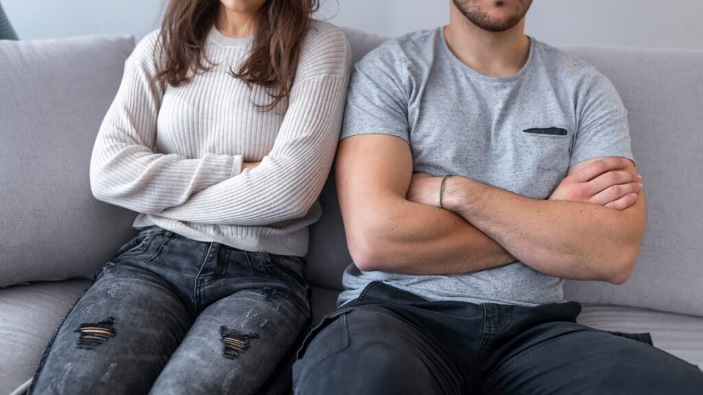 彼氏が彼女に偉そうにする心理とは？対等な関係のはずなのに彼女に対して高圧的だったり、偉そうな態度を取る彼氏ってなんなんでしょうね？彼女に対して偉そうにする男性の