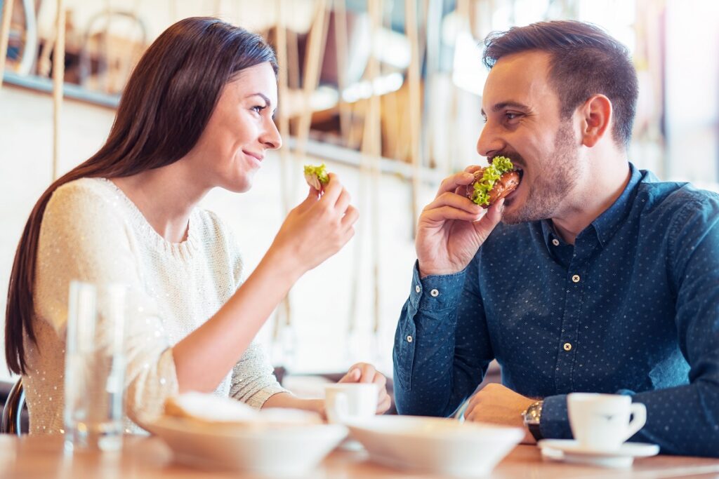 美味しそうに食べるねと言う男性の心理を教えてください。ランチや食事で女性に対して美味しそうに食べるよね！と言うのは脈あり？脈なし？一緒に食事をしている時に女性に