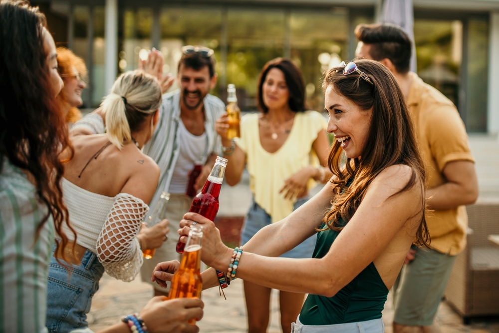 女性で、 1.お酒に強い人 2.お酒2〜3杯で酔っちゃう人 3.お酒一滴も無理な人 はどのタイプが一番モテると思いますか？ 男性だと結構強いほうがかっこいい、飲