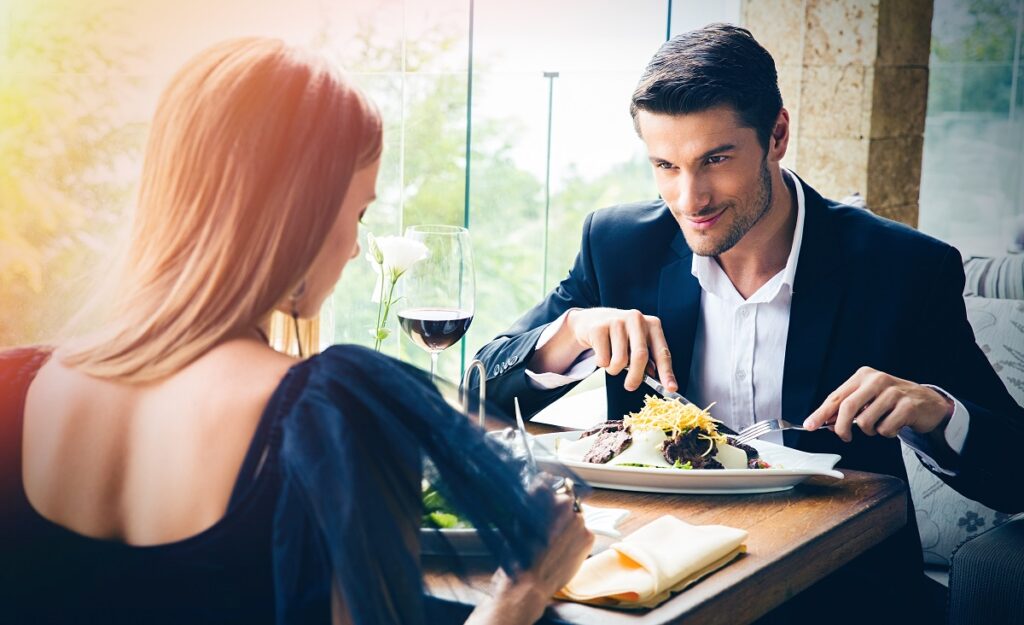 デートでも食事でもエスコートをする男性の心理を教えてください。付き合ってないのに女性の事をエスコートをしてくれる男性っていますよね？良く思われたいや好意があるか