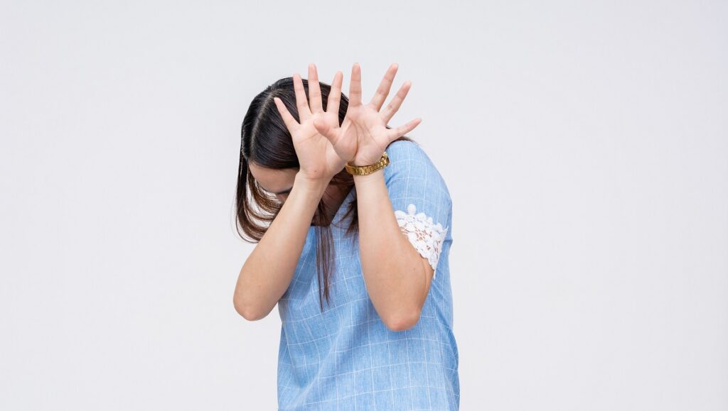 人見知りの女性が「うざい」と感じる行動や特徴を教えてください！職場や学校でもいる人見知りの女性がウザいと感じてしまう事ってありますよね？男性目線や女性目線でも人