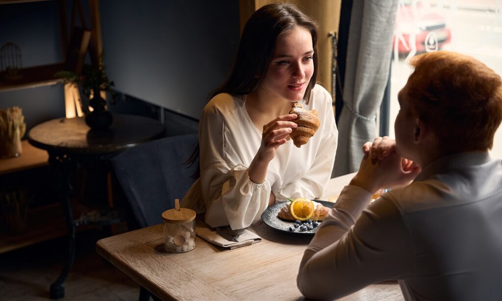 付き合ってない女性に対して愚痴を言う男性の心理を教えてください。仕事の愚痴や友人・知人の愚痴を女性に対して言うのは気を許している証拠なのでしょうか？それとも脈が