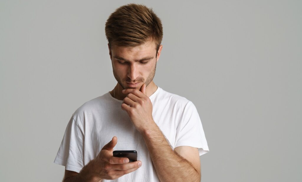 彼女からの返信が遅いのがむかつく時の対応策を教えてください！彼女に連絡しても全然返信がないと、イラっとしたり、ムカッとしたりしますよね。 返信が遅いと心配になっ
