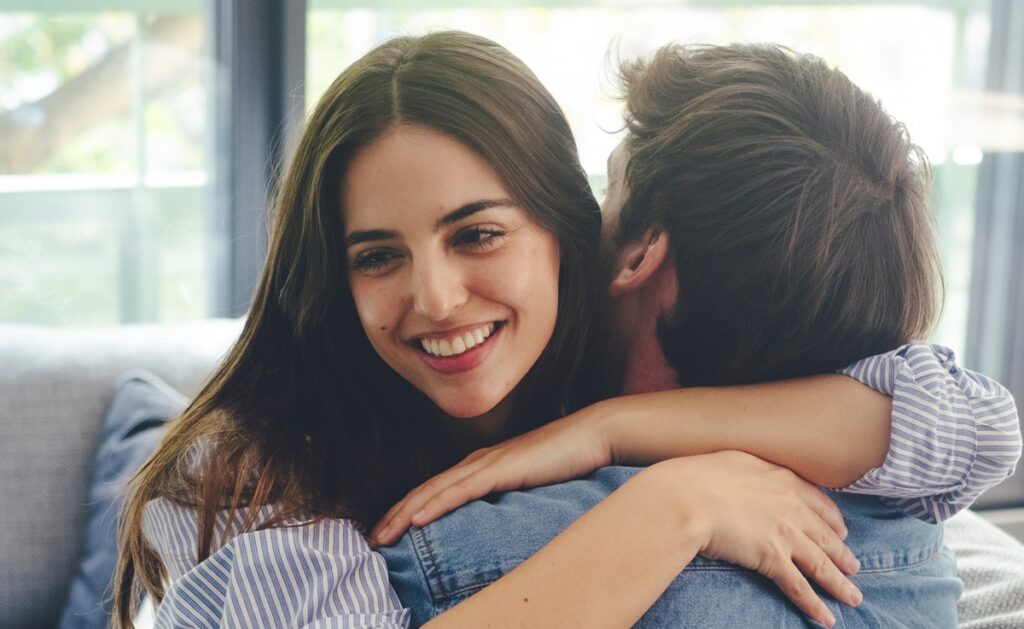 「自分のものにしたい」という独占欲が強い男の心理が知りたいです。付き合っている彼や気になる男性が「自分だけを見てほしい」というのは「独占欲なのか・それとも愛情表