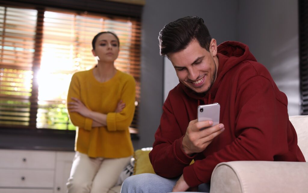 彼が別の女性を好きかもと感じたときどんな行動やサインで気づけるのか不安を確かめる方法はありますか？彼の態度が以前と違うと感じたり、スマホを隠すようになったりする