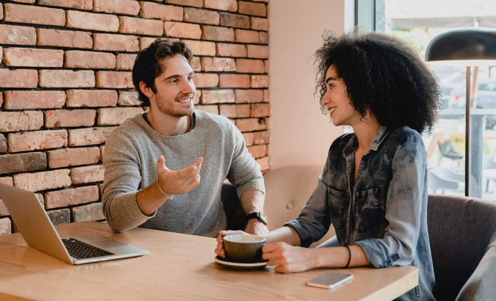 好きと言わない男性がする愛情表現を教えてください！言葉では好きと言ってくれないけども好きならば愛情表現はしているはずですよね！？言葉では伝えてこないけど、好きな