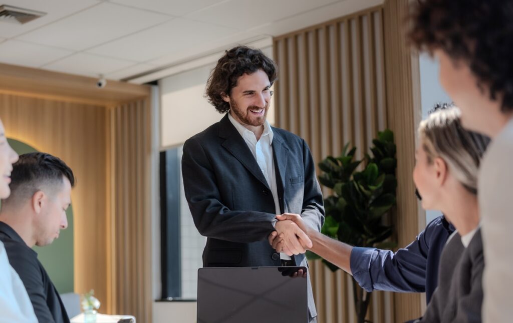 モテる男を落とすにはどうすればいいのか教えてください。会社の先輩を好きになったのですが仕事もできて周りからも人気があり、どうアプローチすればいいのか悩んでいます