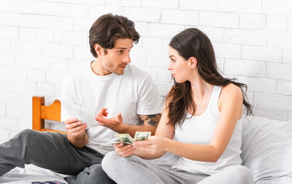彼がお金に困っていたら彼女としてどう対応するのが正解なのか悩む人は多いですよね。急にデートの頻度が減ったり、支払いをためらう様子が見えると「もしかして金銭的に苦