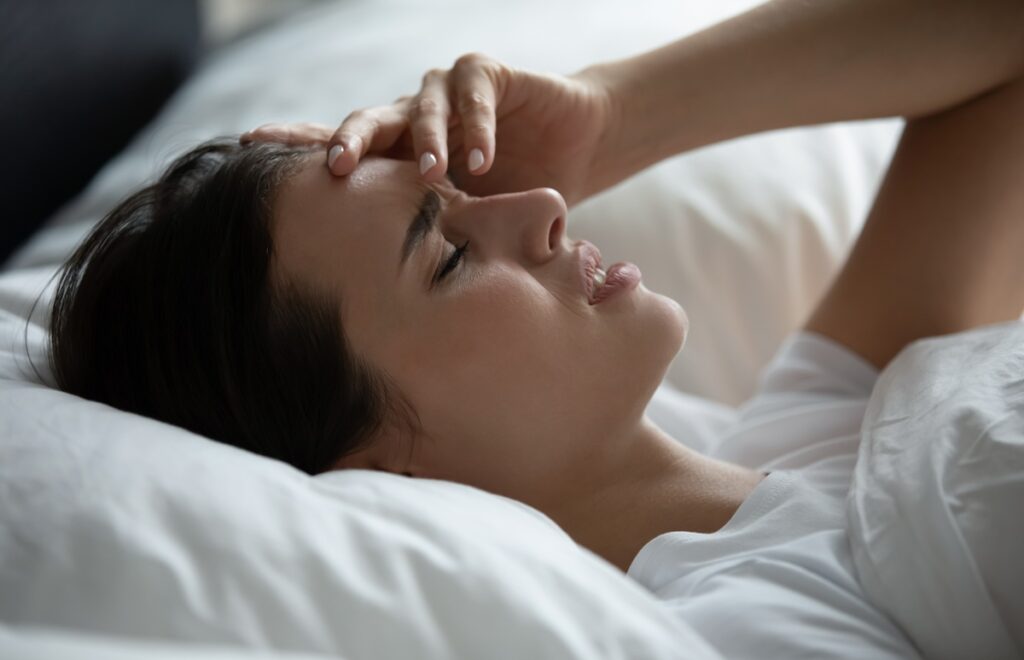 最近「好きな人がどこかに行ってしまう夢」を何度も繰り返し見て、不安な気持ちになります。大切な人が自分から離れてしまう夢を見ると、「現実でも関係が壊れてしまう前兆