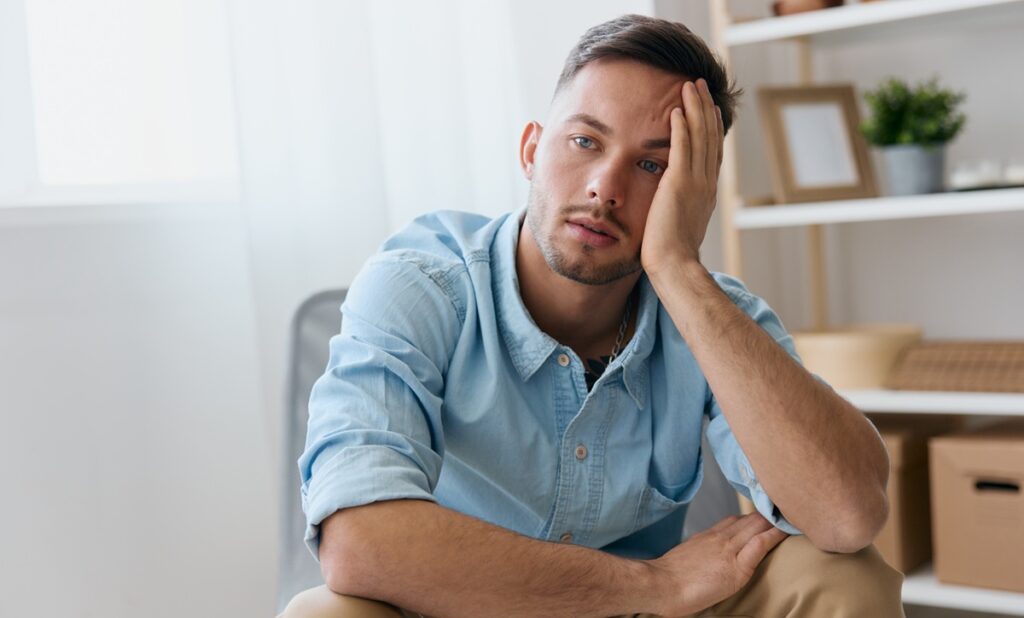 秘密主義の女性との恋愛はやはり難しいのでしょうか？気になっている女性がいるのですが、プライベートなことをほとんど話してくれず、趣味や休日の過ごし方も曖昧にしか教