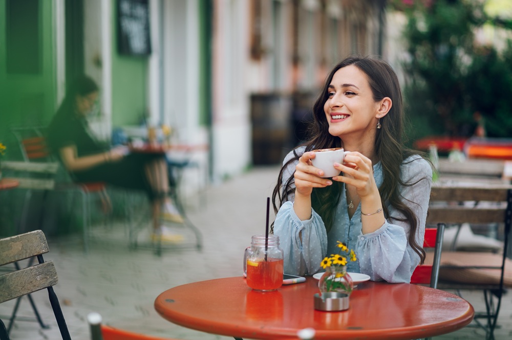 会いたい人に会えるおまじないはありますか？先日カフェで一目惚れした人がいて、少しだけ目が合ったのですが声をかける勇気が出ませんでした。そのままお店を出てしまい、