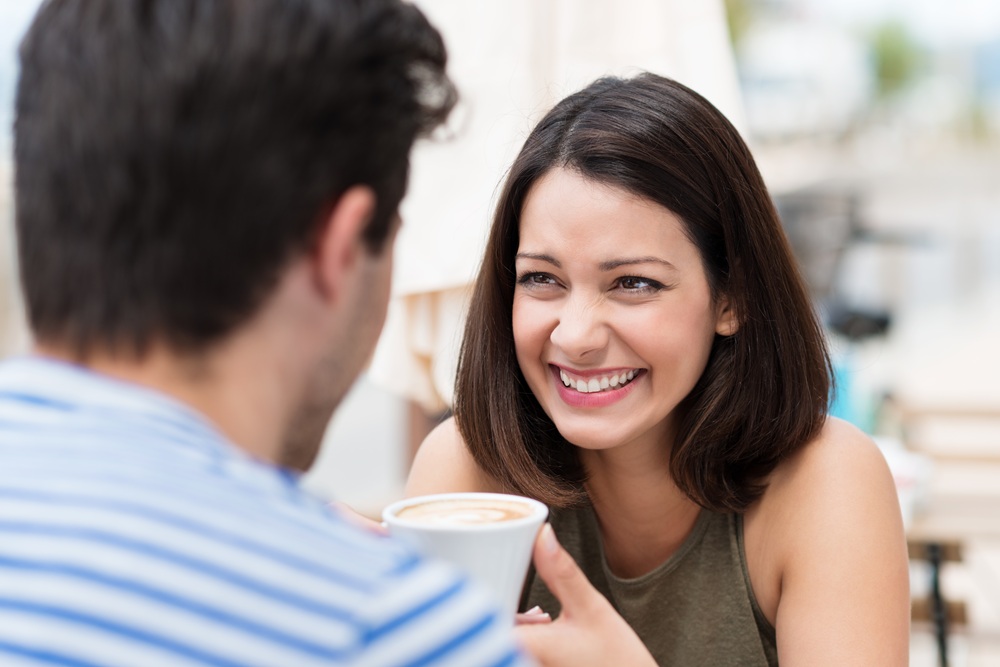 真剣交際中に女性からスキンシップをとってもいいでしょうか？現在婚活で出会った男性と真剣交際に進んでいるのですが会うたびに仲良く話せるものの距離の詰め方が分からず