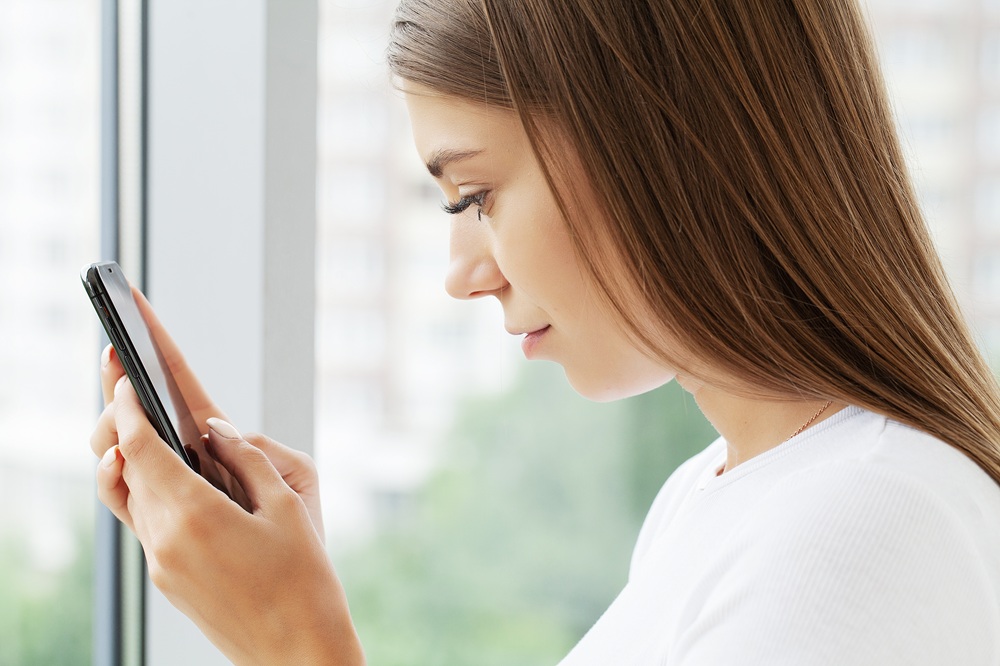 ネットで知り合ったアメリカ人との関係についてどう向き合うべきか悩んでいます。SNSやマッチングアプリなどで気軽に海外の人とつながれる時代ですが、実際に親しくなる
