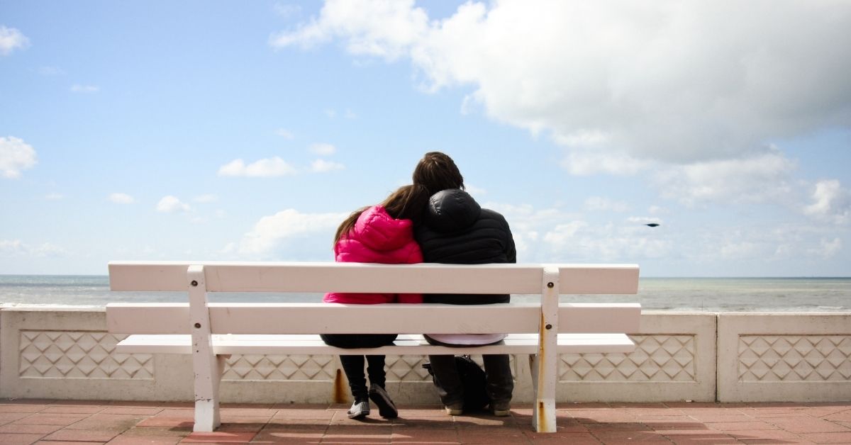 女性の方に究極の2択質問です。結婚するならどっちを選びますか?1.